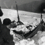 Палатка группы. Фото спасателя Вадима Брусницына 26 или 28 февраля 1959 г. Слева — поисковик Юрий Коптёлов. Фото Wikipedia/Soviet investigators - Metro Петербург
