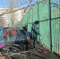 От мусора продолжают убирать территорию школы № 305 - Фрунзенский район