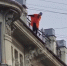 «Этому городу нужен новый герой»: мужчина в красном плаще разгуливал по краю крыши доходного дома Томилина - Peterburg2.Ru