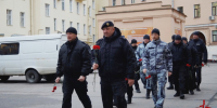 Сотрудники ОМОН «Бастион» Росгвардии и школьники почтили память стражей правопорядка, погибших при исполнении служебного долга - Росгвардия