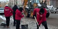 Более тысячи волонтеров приняли участие в расчистке снега в Центральном районе Петербурга - Петербургский дневник
