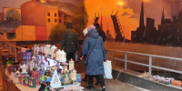 Торговля в метро: беспорядок или необходимость? | Спуск в подземный переход требует от граждан внимания и аккуратности: не перевернуть бы в спешке какой‑нибудь прилавок или дощечку с банками солений./ФОТО Натальи ОРЛОВОЙ - С.-Петербургские ведомости