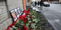 Петербуржцы несут цветы к консульству Азербайджана после крушения самолета Баку – Грозный - Spbdnevnik.ru