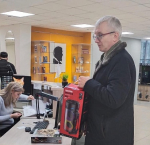 Сотрудник СЗМУ Росприроднадзора в рамках акции «Ёлка желаний» исполнили мечту девятилетнего Олега из Пскова