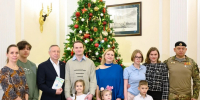 Александр Беглов исполнил желания детей, оставивших открытки на «Дереве желаний» и «Елке желаний» - Комсомольская правда