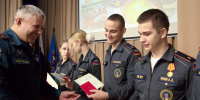 В День спасателя РФ студентам колледжа вручили книжки спасателей - Комитет по образованию СПб