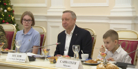 Александр Беглов встретился с семьями участников благотворительных акций «Ёлка желаний» и «Дерево желаний» - ТК Санкт-Петербург