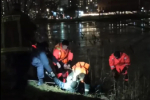 Появилось видео, как спасают мужчину, провалившегося под лед в парке Героев-Пожарных