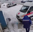 Появилось видео падения глыбы льда на пешехода на Заусадебной - Moika78.Ru