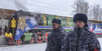 Сотрудники Росгвардии обеспечили безопасность во время пребывания поезда Деда Мороза в Петергофе - Росгвардия