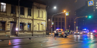 Пьяный водитель каршеринга на скорости 130 км/ч влетел в фасад дома на Лесном, погибли два пассажира  - Moika78.Ru