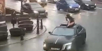 Махала прохожим и хлестала шампанское: Полиция Петербурга ищет девушку, которая на ходу вылезла в люк иномарки - Комсомольская правда