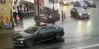 В Петербурге ищут девушку, прокатившуюся на крыше иномарки по Невскому - Neva.Today