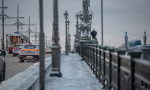 Мосты и набережные убирают в Петербурге от снега