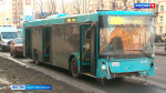 На Ленинском проспекте автобус протаранил машины, врезался в остановку и сбил пешехода