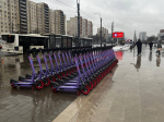Под снег, гололед и призывы Смольного повременить кикшеринг наперекор открыл сезон, но к середине дня передумал