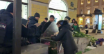 В Петербурге в преддверии 8 марта у нелегальных продавцов изъяли около тысячи букетов