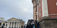 Очередь за весенним настроением выстроилась у Думской башни - Peterburg2.Ru