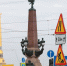 По Троицкому мосту пешком: для автомобилей переправу закрыли более чем на два месяца | ФОТО Дмитрия СОКОЛОВА - С.-Петербургские ведомости