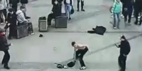 Пострадавшего драчуна и 16-летнего хулигана задержали в Петербурге по подозрению в участии в драке у ТЦ «Галерея» - Neva.Today