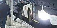 Полиция нашла вандала, который разбил стекло троллейбуса на проспекте Ветеранов - Spbdnevnik.ru