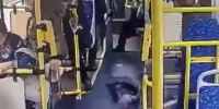Появилось видео, как семимесячная девочка упала в автобусе в Петербурге - Комсомольская правда