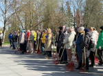 У мемориала «Ополченцы» в Пушкине дали старт общегородскому субботнику.