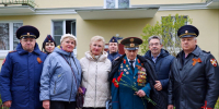 В Санкт-Петербурге росгвардейцы провели мини-парад для ветерана Великой Отечественной войны - Росгвардия