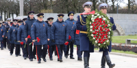 Руководство петербургской полиции возложило цветы на Пискаревском кладбище  - Neva.Today