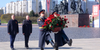 Александр Беглов возложил цветы к Монументу героическим защитникам Ленинграда - Комсомольская правда