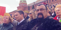 Стивен Сигал и Эмир Кустурица посетили парад Победы в Москве - Spbdnevnik.ru