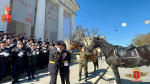 День Победы и любви: в Петербурге в разгар торжеств полицейский-кавалерист сделал предложение