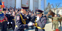 На праздновании Дня Победы в Петербурге полицейский сделал предложение своей коллеге - Neva.Today