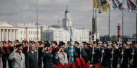 Главный спасатель Петербурга Алексей Аникин принял участие в церемонии возложения цветов к подножию Медного всадника в честь 322-ой годовщины со дня основания города - МЧС России