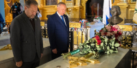 Губернатор Александр Беглов и депутат Заксобрания Александр Бельский почтили память о Петре I в его 353-ю годовщину - Metro Петербург