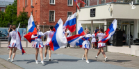 В сквере Кронштадтского Дворца молодёжи состоялась праздничная программа ко дню России «Будущее России – МЫ!» - Кронштадтcкий район