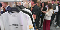 На ПМЭФ раздают футболки с цитатами Путина и Лаврова - Spbdnevnik.ru