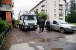 Администрация Петродворцового района решает вопрос по ограничению выезда грузового транспорта на тротуар на улице Братьев Горкушенко 5
