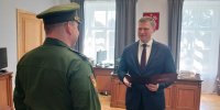 В Петродворцовом районе Санкт‑Петербурга вручили документы на новую квартиру семье участника специальной военной операции - Петродворцовый район