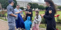 В Адмиралтейском районе сотрудники вневедомственной охраны провели акцию, посвященную Дню семьи, любви и верности - Росгвардия