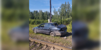 В Ленобласти легковушку раскурочило после столкновения с поездом на путях - Neva.Today