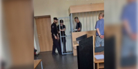 Суд избрал меру пресечения петербуржцу, повисшему на цепи «Авроры» во время прогулки на катере - Neva.Today