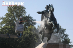 Фото: в Петербурге помыли «Медного всадника»