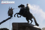 Фото: в Петербурге помыли «Медного всадника»