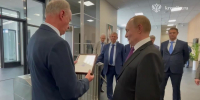 Владимира Путина наградили медалью Морской коллегии РФ «За верность российскому флоту» - Spbdnevnik.ru