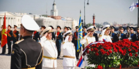 Главная верфь России. Петербург остается лидером военного и гражданского судостроения страны | Возложение цветов к монументу Медный всадник в День ВМФ/ ФОТО предоставлено пресс-службой Администрации Губернатора Санкт-Петербурга - С.-Петербургские ведомости
