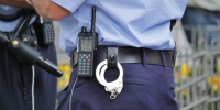 Администрация района под защитой петербуржца в кроксах: житель получил штраф за ношение одежды полицейского - Neva.Today