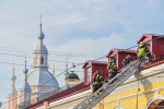 Мощный пожар на крыше Гостиного двора потушили в Петербурге