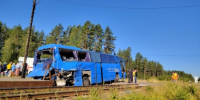 Возбуждено уголовное дело по факту столкновения пассажирского автобуса с грузовым поездом в Ленинградской области - Западное следственное управление на транспорте