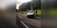 На Приморском шоссе такси снес бетонный столб и организовал пробку в сторону Петербурга - Neva.Today
